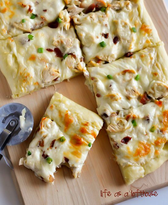 Alfredo Chicken Pizza is homemade pizza dough covered in Alfredo sauce and topped with chicken, bacon, garlic and cheese. Life-in-the-Lofthouse.com