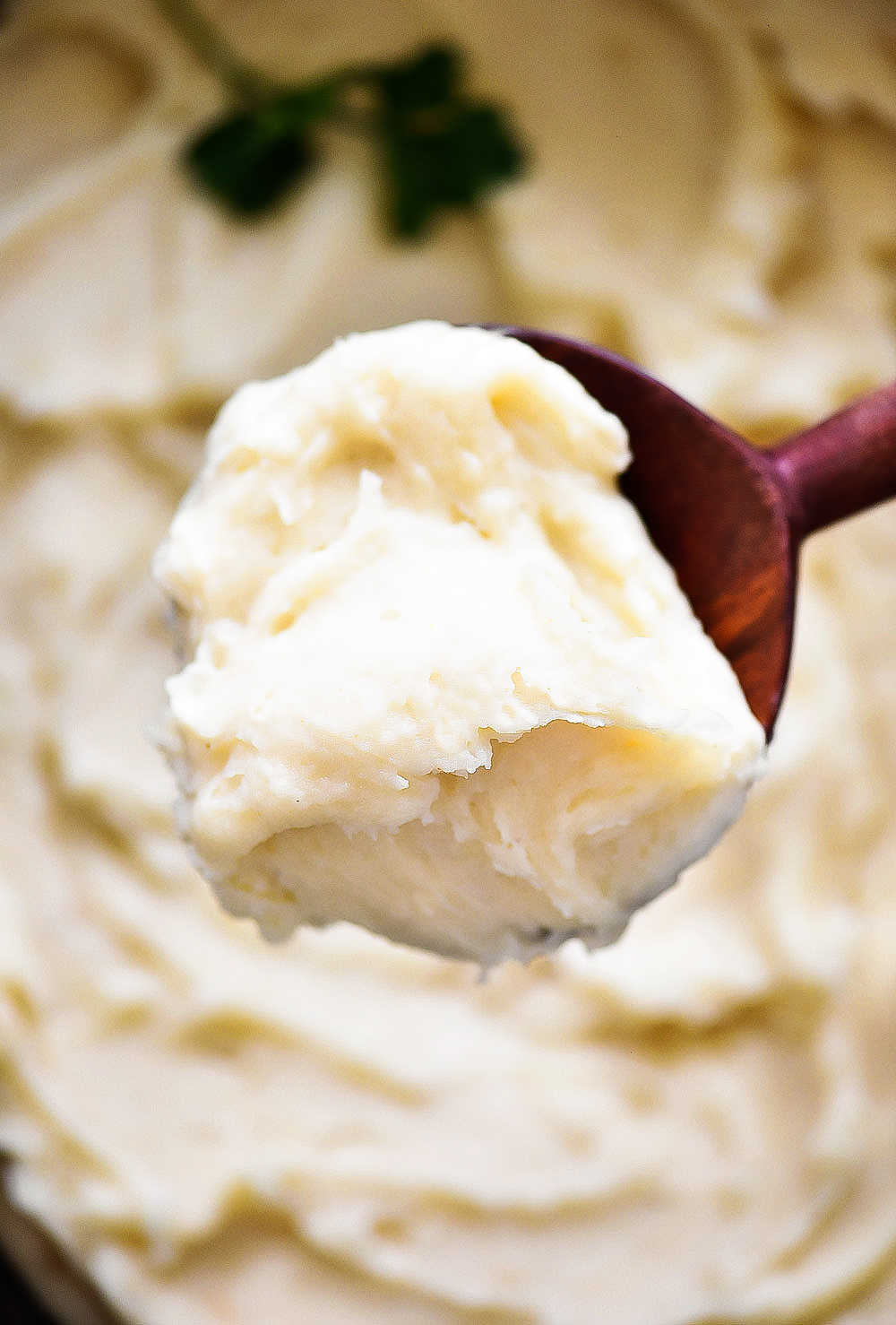 Creamy mashed potatoes cooked in the crock pot/ slow cooker. Life-in-the-Lofthouse.com