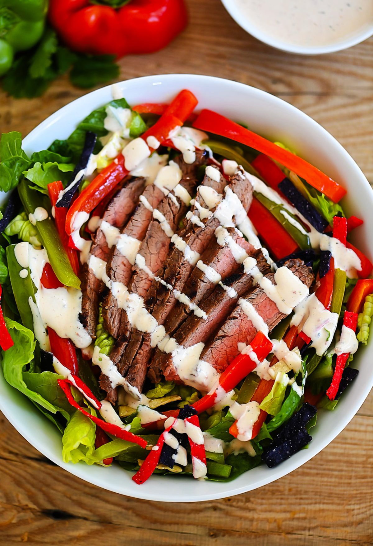 Fajita salad with steak