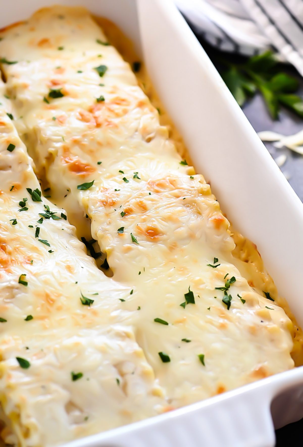 Chicken Alfredo Roll Ups are lasagna noodles rolled up with shredded chicken, Alfredo sauce and Mozzarella cheese. Life-in-the-Lofthouse.com