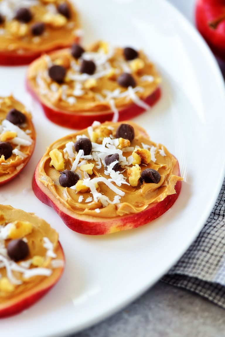 Apple Cookie Snacks are slices of thin apple covered in peanut butter, chocolate chips and coconut!