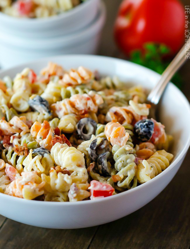 Tender pasta is coated in creamy ranch dressing, bacon and lots of other goodies in this Bacon Ranch Pasta Salad. Life-in-the-Lofthouse.com