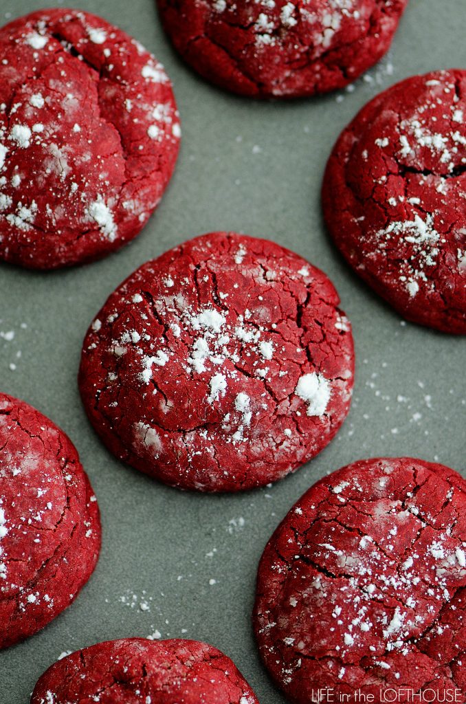 Red Velvet Crinkle Cookies are delicious, soft red velvet cookies slightly dusted with powdered sugar. Life-in-the-Lofthouse.com