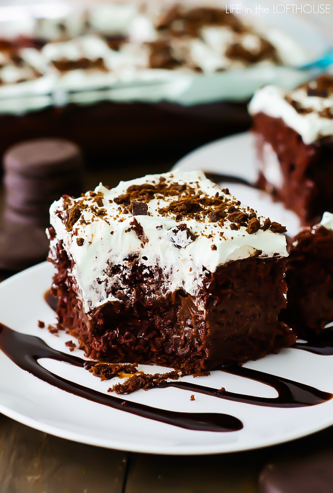 This incredible&nbsp;Thin Mint Chocolate Poke Cake is filled with chocolate pudding, crushed thin mint cookies and topped with a creamy peppermint whipped topping. Life-in-the-Lofthouse.com