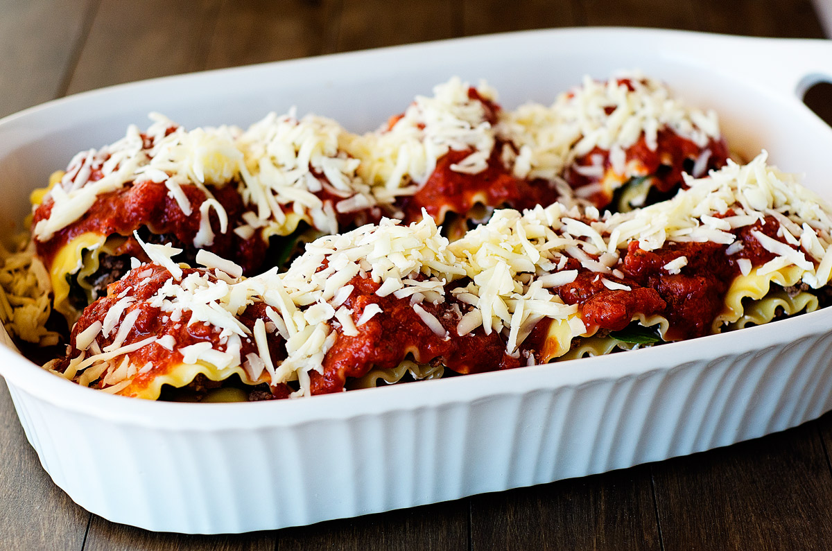 Cheesy Lasagna roll-ups are loaded with ground beef, cheese, spinach, then topped off with spaghetti sauce and cheese. Life-in-the-Lofthouse.com