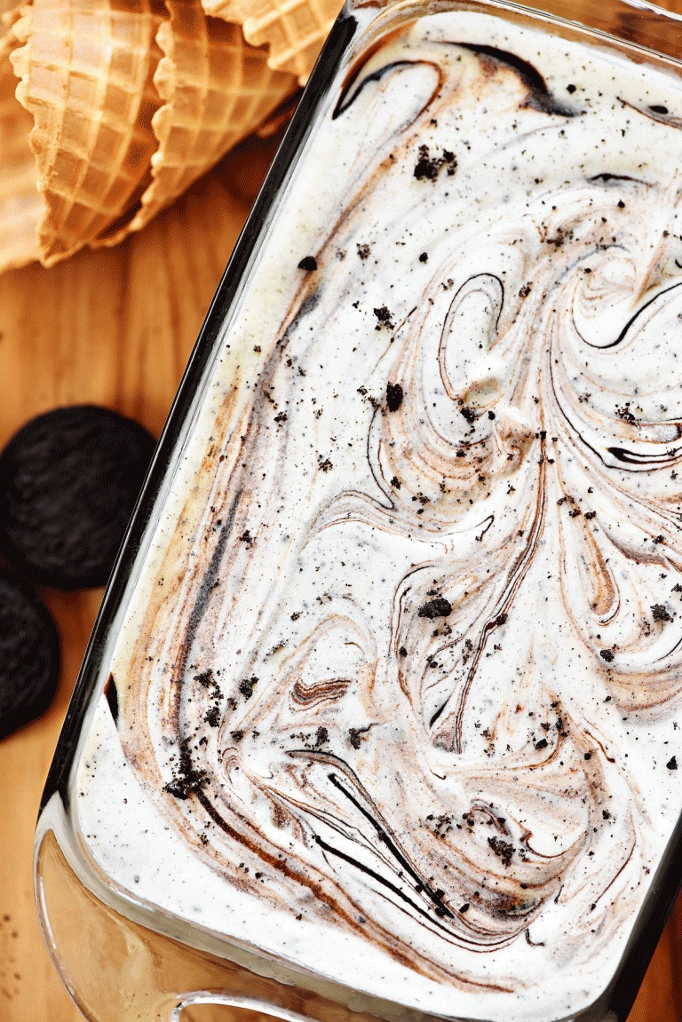 This Oreo ice cream is delicious and creamy with swirls of fudge through out and requires no machine. Life-in-the-Lofthouse.com