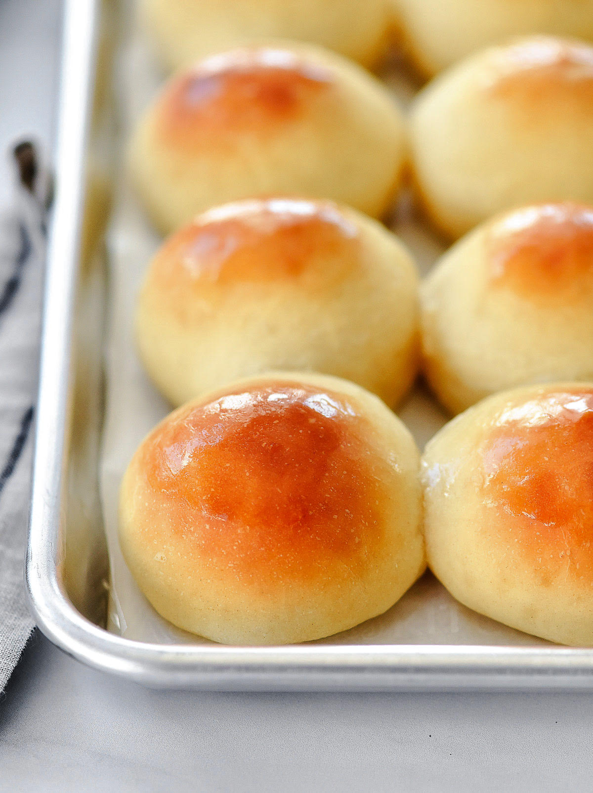 The Best Dinner Rolls are buttery, soft rolls that make the perfect addition to dinner. Life-in-the-Lofthouse.com