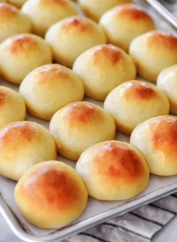 The Best Dinner Rolls are buttery, soft rolls that make the perfect addition to dinner. Life-in-the-Lofthouse.com