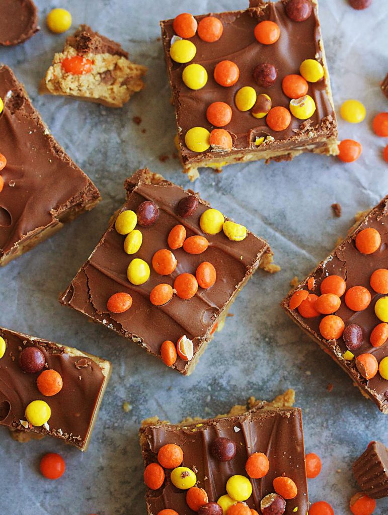 No Bake Peanut Butter Bars are loaded with mini Reese&rsquo;s peanut butter cups and Reese&rsquo;s pieces, topped with melted chocolate chips and more Reese&rsquo;s pieces. Life-in-the-Lofthouse.com