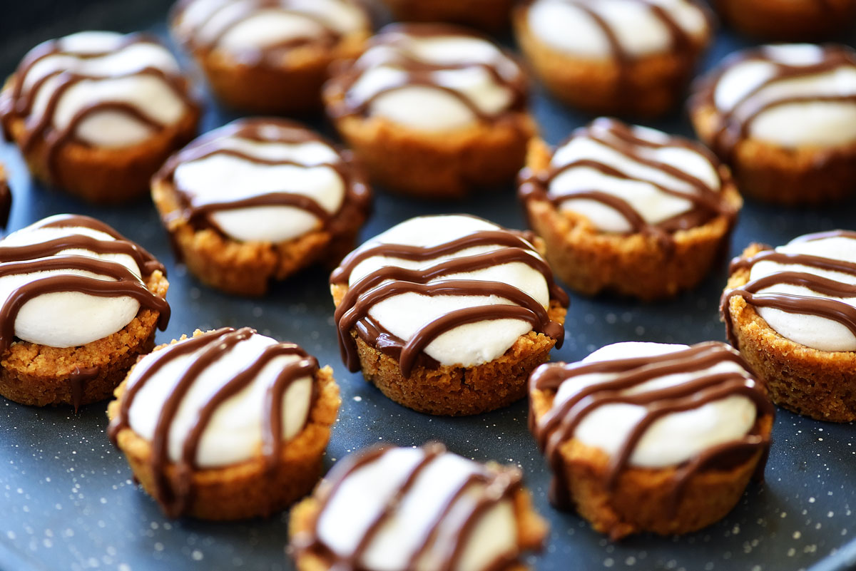 S'mores Cups are graham cracker crusts filled with marshmallow and chocolate. Life-in-the-Lofthouse.com