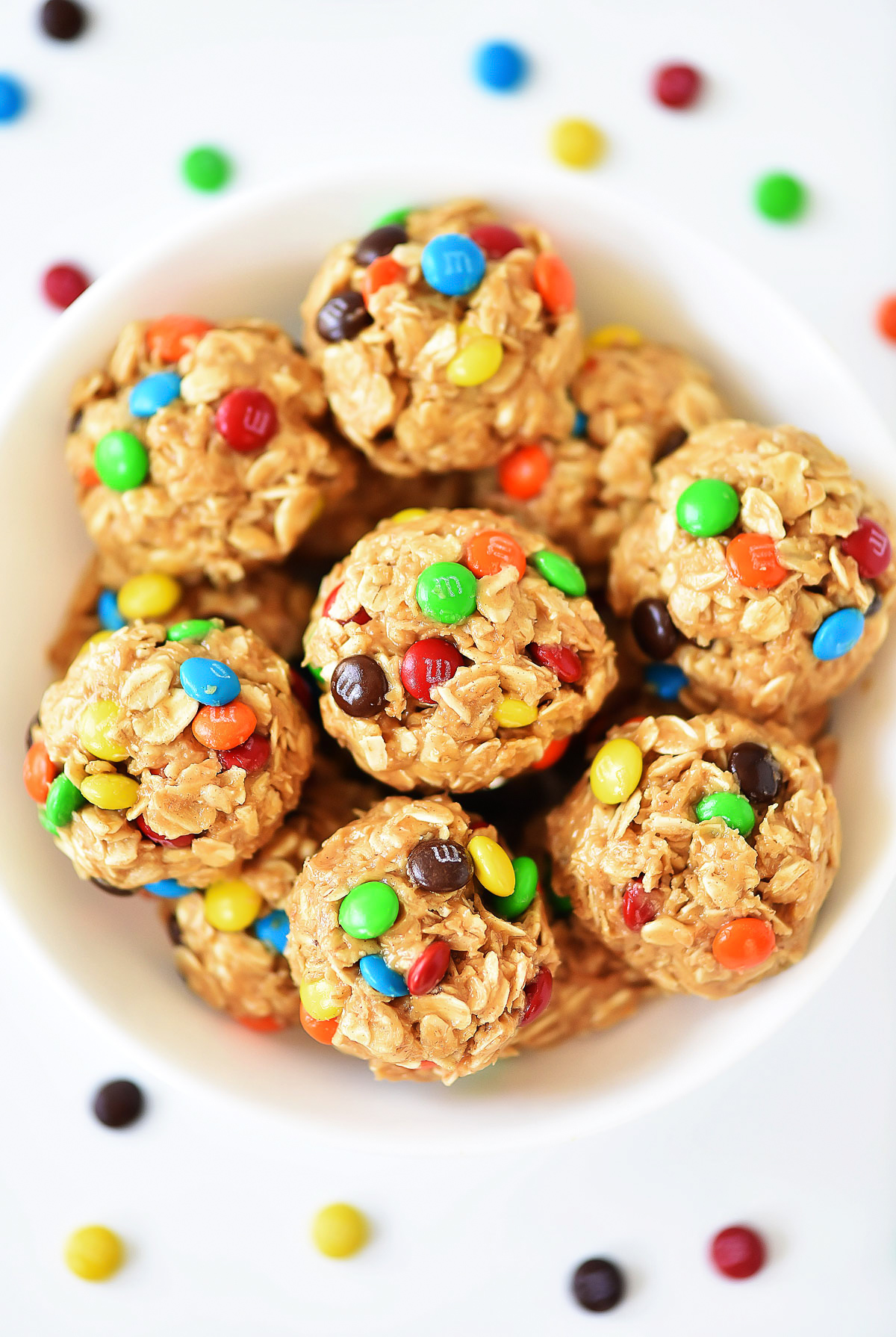 No Bake M&M Energy Bites are delicious bite-sized snacks made with oats, M&M’s, peanut butter, honey and vanilla extract. Life-in-the-Lofthouse.com