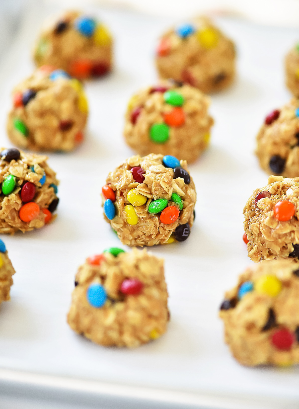 No Bake M&M Energy Bites are delicious bite-sized snacks made with quick oats, M&M’s, peanut butter, honey and vanilla extract. Life-in-the-Lofthouse.com