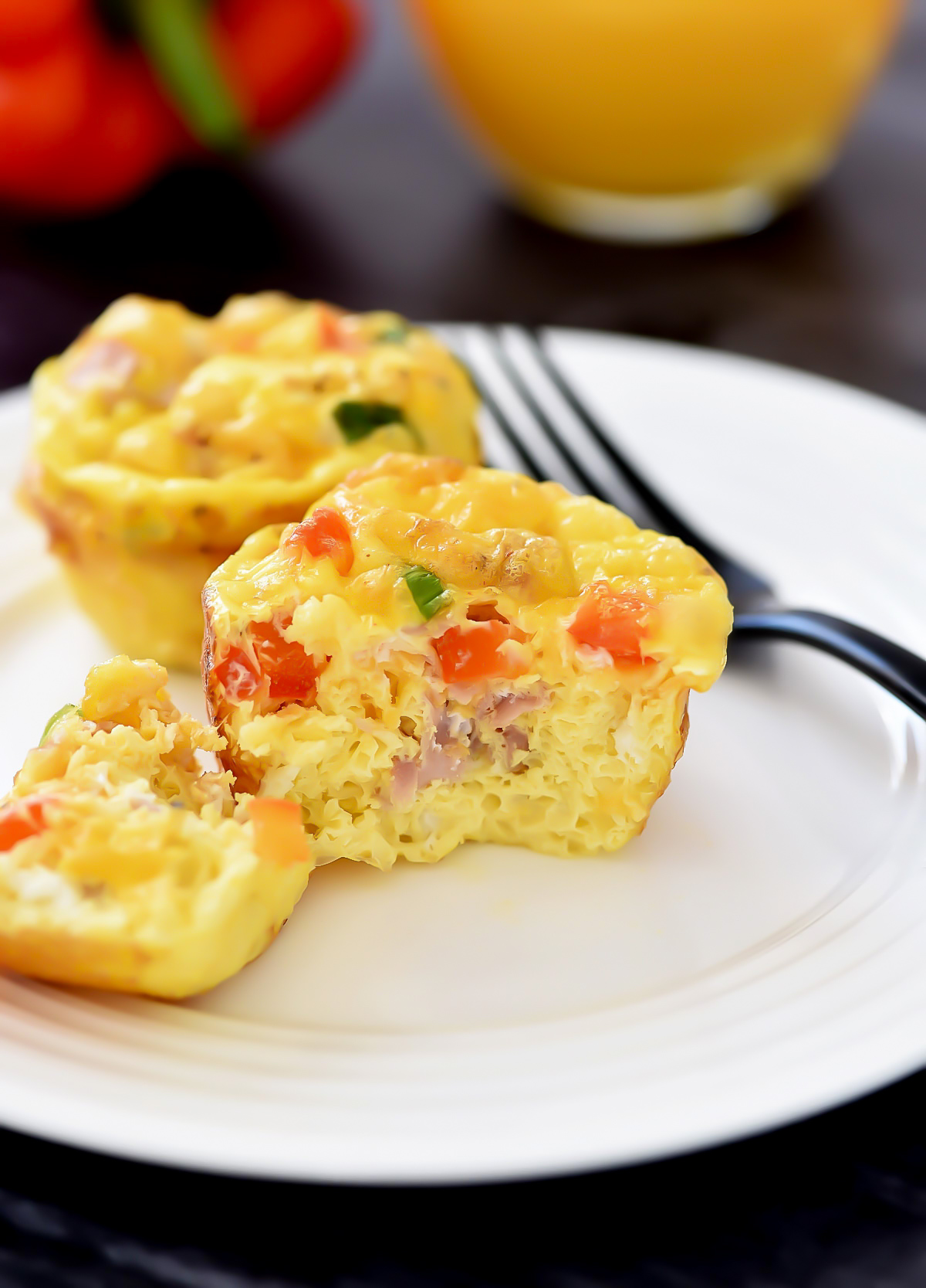 Scrambled Egg Breakfast Muffins are egg muffins filled with ham, green onion cheese and bell pepper. Life-in-the-Lofthouse.com