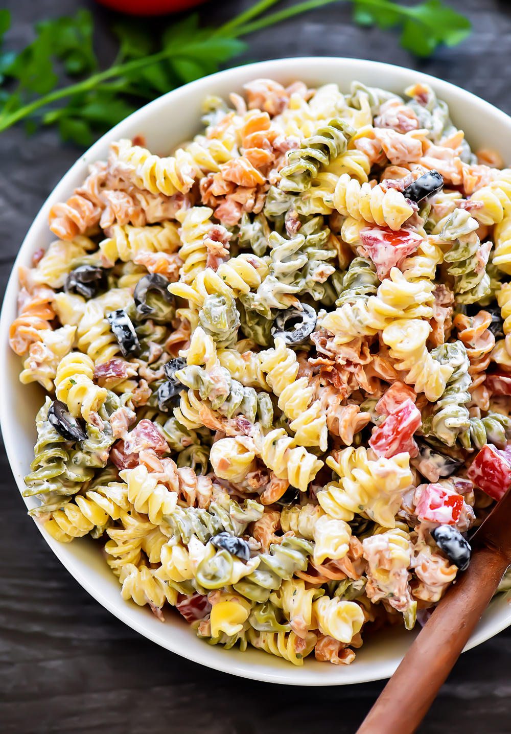 Tender pasta is coated in creamy ranch dressing, bacon and lots of other goodies in this Bacon Ranch Pasta Salad. Life-in-the-Lofthouse.c