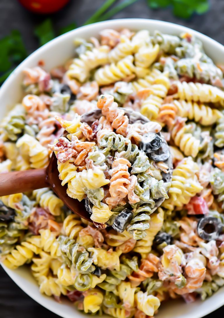 Tender pasta is coated in creamy ranch dressing, bacon and lots of other goodies in this Bacon Ranch Pasta Salad. Life-in-the-Lofthouse.c