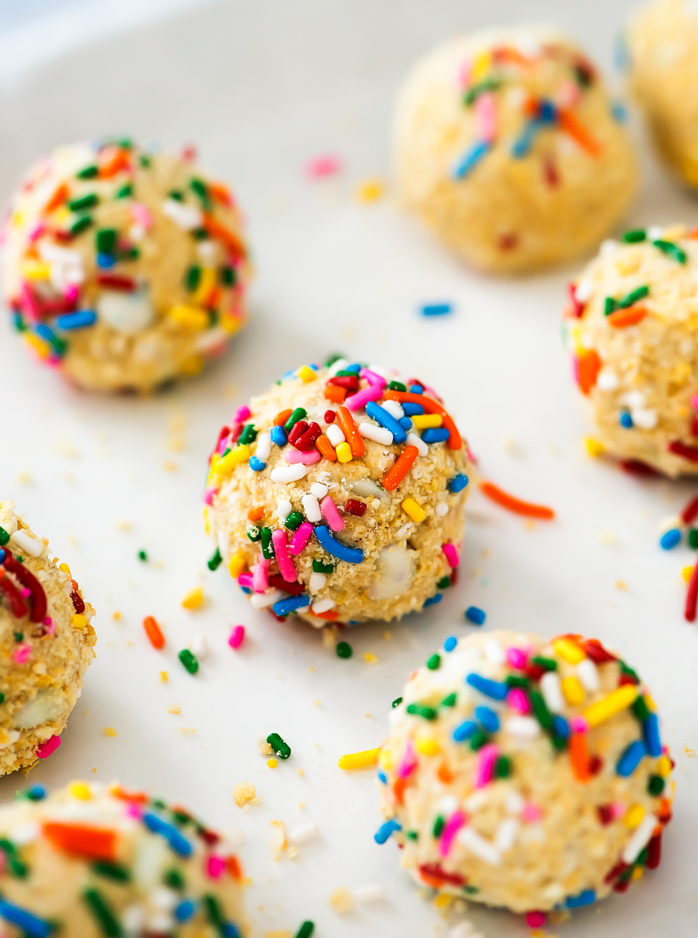 Cake Pop Protein Bites are bite-size protein balls that taste like cake batter. Life-in-the-Lofthouse.com