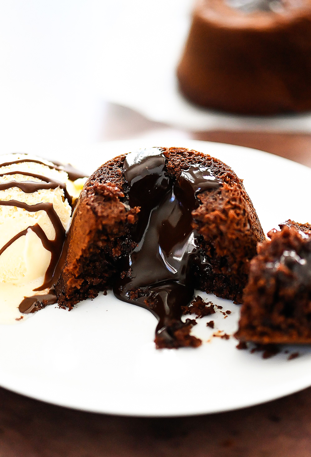 Easy&nbsp;Chocolate Lava Cakes are mini chocolate cakes with a warm center of hot fudge, topped with a&nbsp;big scoop of vanilla ice cream&nbsp;and then drenched in chocolate magic shell. Life-in-the-Lofthouse.com