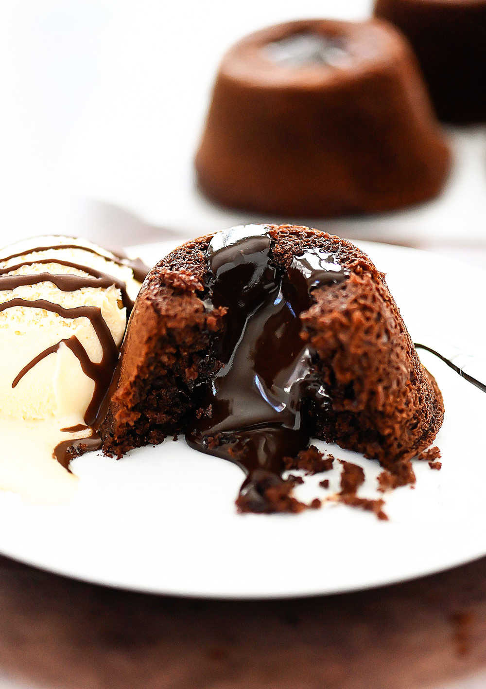 Easy&nbsp;Chocolate Lava Cakes are mini chocolate cakes with a warm center of hot fudge, topped with a&nbsp;big scoop of vanilla ice cream&nbsp;and then drenched in chocolate magic shell. Life-in-the-Lofthouse.com