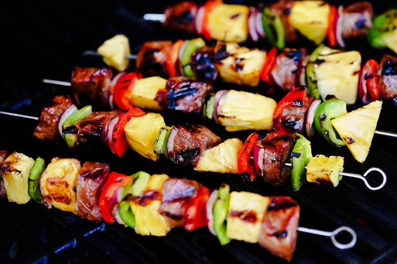 Steak skewers with bell pepper, pineapple and red onion.