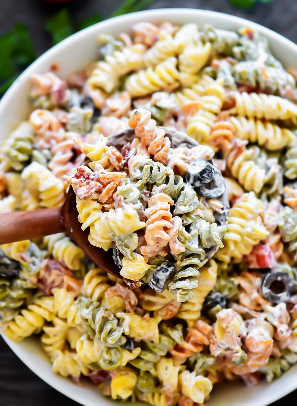 Tender pasta is coated in creamy ranch dressing, bacon and lots of other goodies in this Bacon Ranch Pasta Salad. Life-in-the-Lofthouse.c